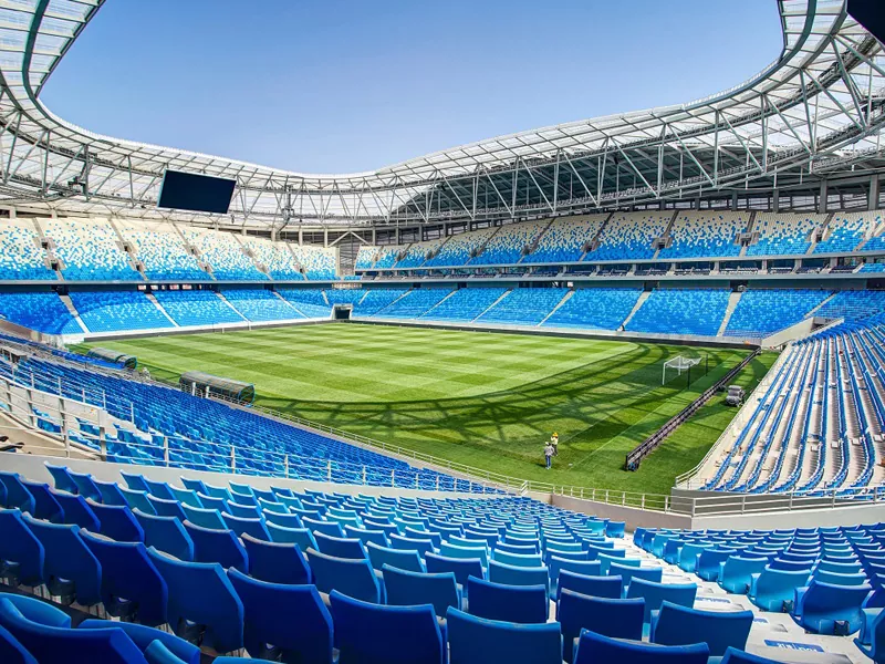 Mikä rooli Steelillä on stadionien esteettisessä suunnittelussa?